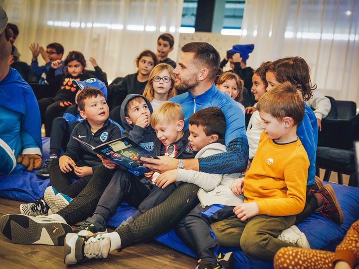 Hendrik Van Crombrugge brengt magie naar de bibliotheek in Genk tijdens Voorleesweek