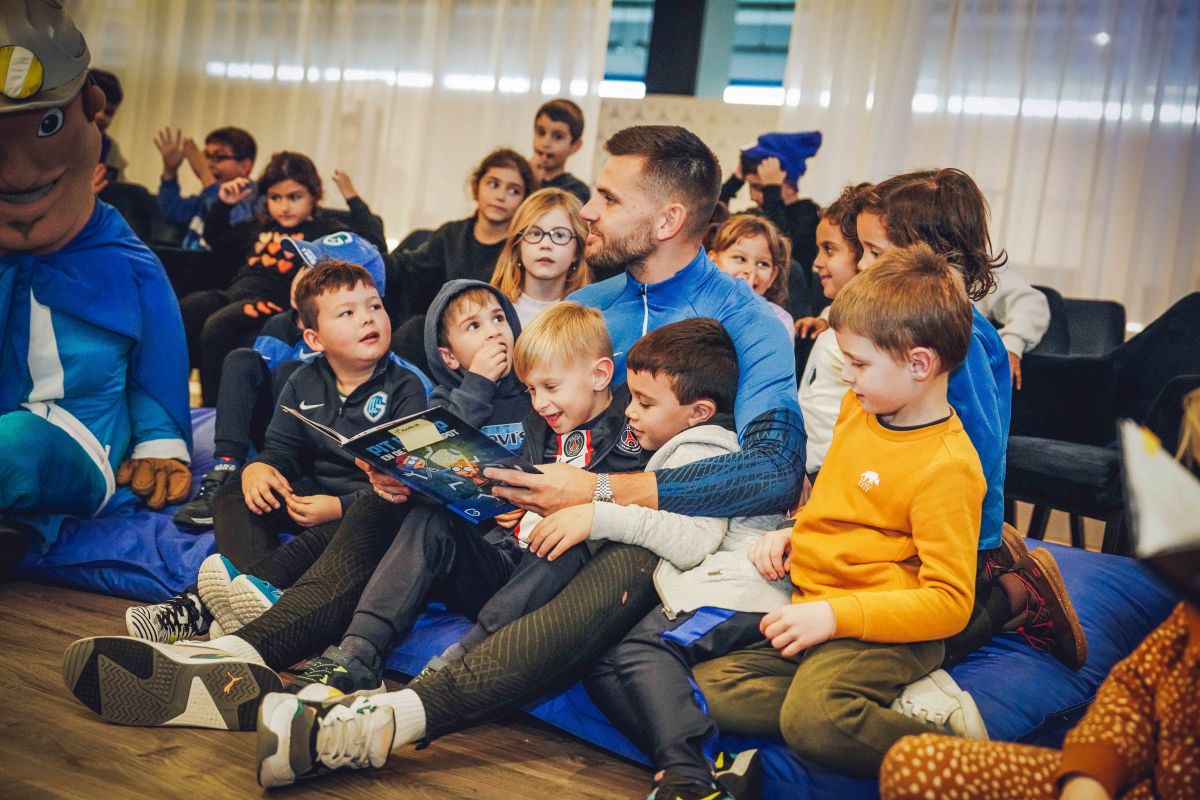 Hendrik Van Crombrugge brengt magie naar de bibliotheek in Genk tijdens Voorleesweek